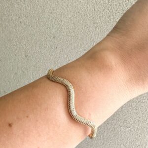 Bracelete Ondulado Fino Cravejado Em Zircônia Banhado A Ouro